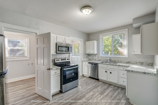 Building Photo - Spacious 4 Bed 1.5 Bath Updated Home