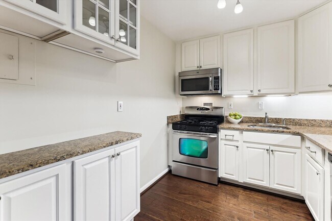 Building Photo - Great 2 Bedroom 2 Bath in Van Ness DC!
