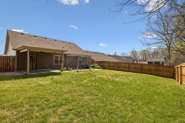 Building Photo - 833 Lutz Ln