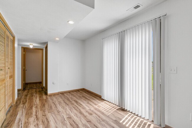Building Photo - 501- 503 Lakeshore
