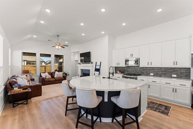 Building Photo - 15823 Bird of Paradise Dr