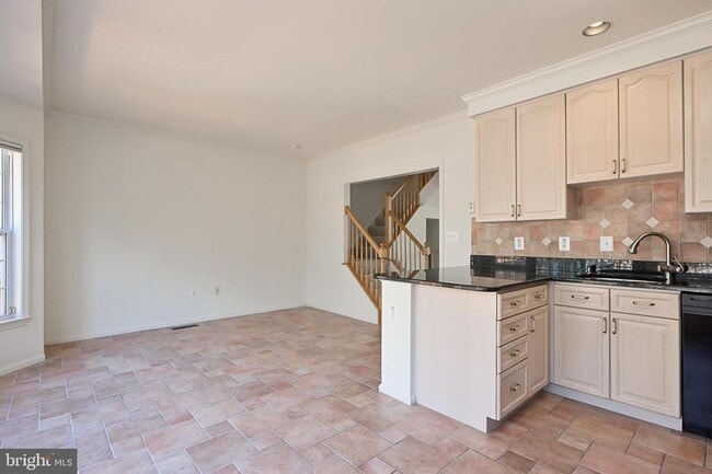 Building Photo - 7415 Gillingham Row