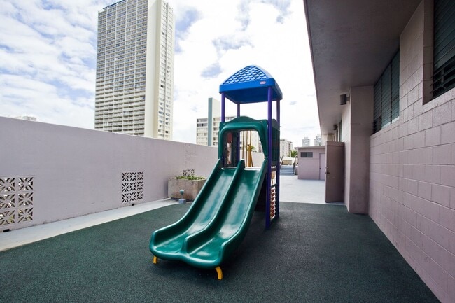 Building Photo - Royal Kuhio 1b1b1parking Fully Furnished i...