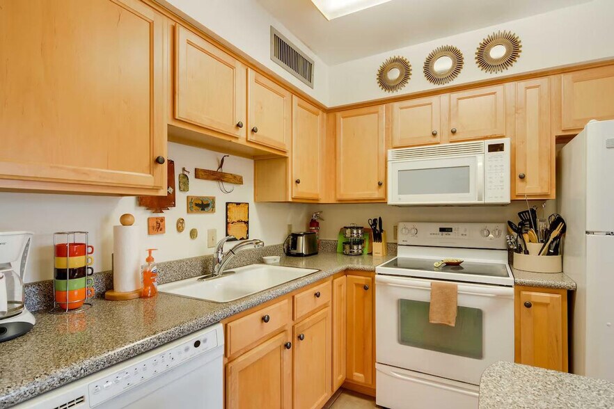 Building Photo - 445 S Desert Palm