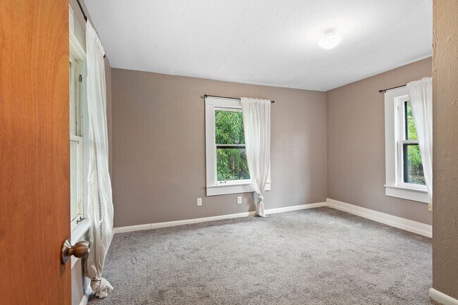 Building Photo - 2422SE / 2424SE