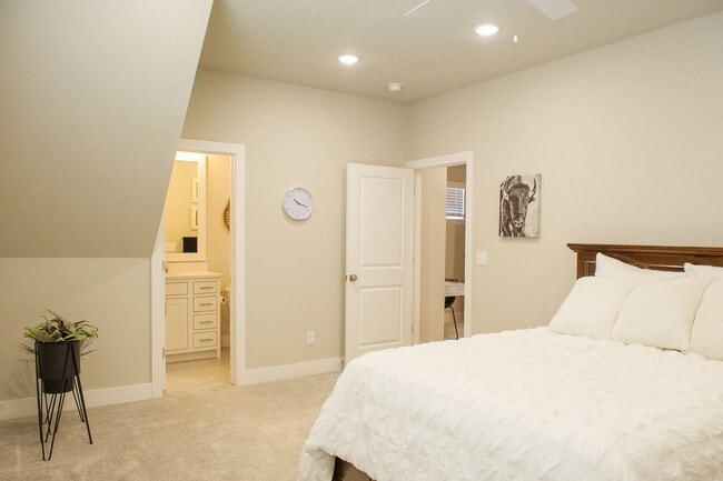 Building Photo - Beautiful newer cottage style home located in the middle of NWA.