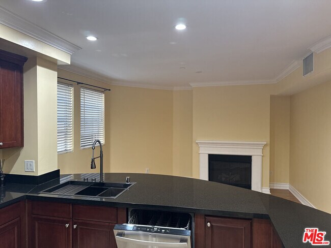Building Photo - 122 N Clark Dr