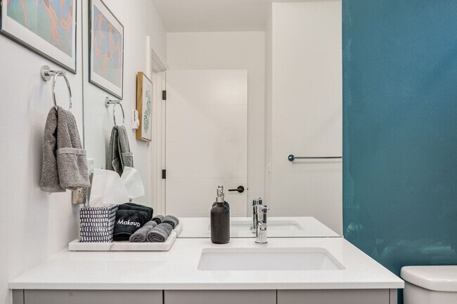 Building Photo - 764A Belmont Pl E