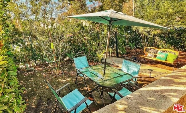 Building Photo - 838 N Sycamore Ave