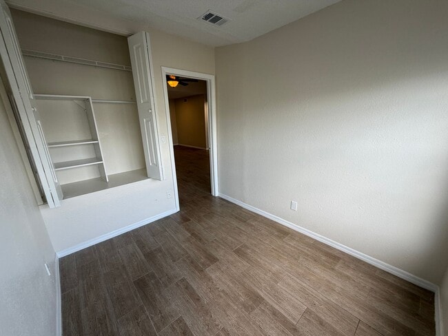 Building Photo - ANNUAL RENTAL - 2ND FLOOR 1 BED PLUS DEN/1 BATH CONDO IN GRANADA LAKES!