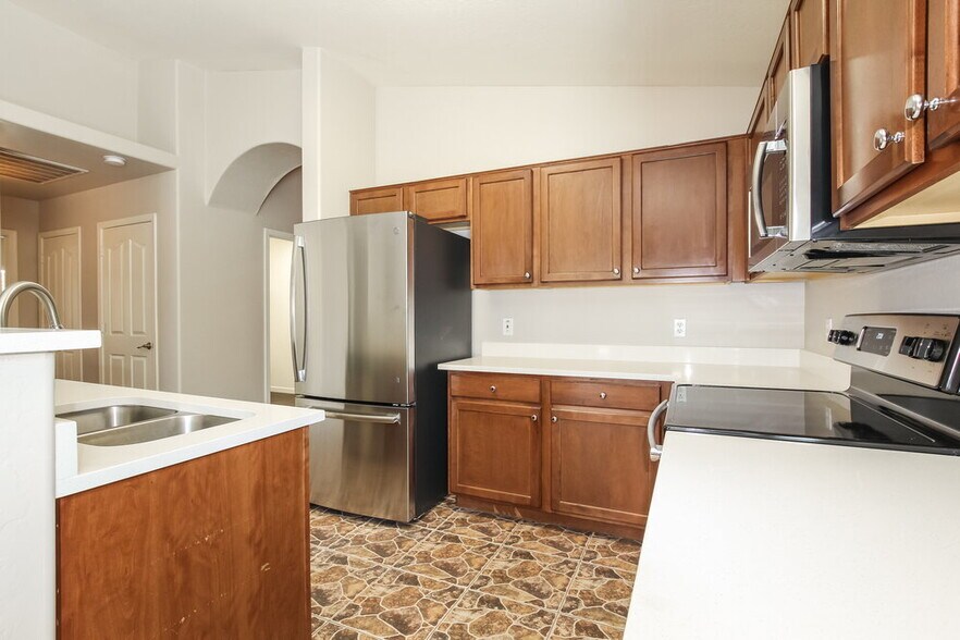 Building Photo - 5824 S 27th Dr