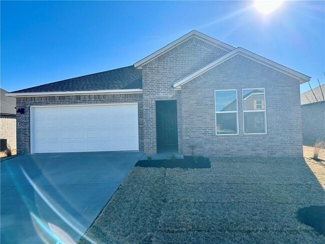 Building Photo - 2421 Longfellow Dr