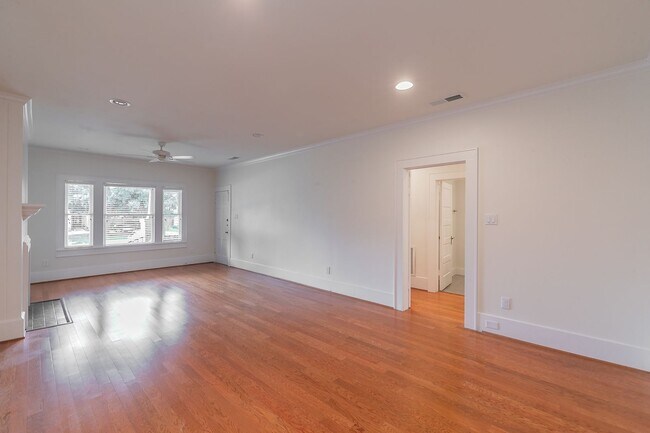 Building Photo - PRETTY HOME NORTH OF THE BRICKS in the CUL...