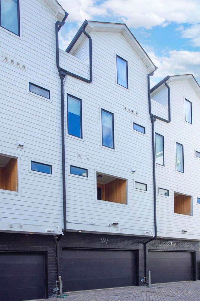 Building Photo - 776 E Argyle Ave
