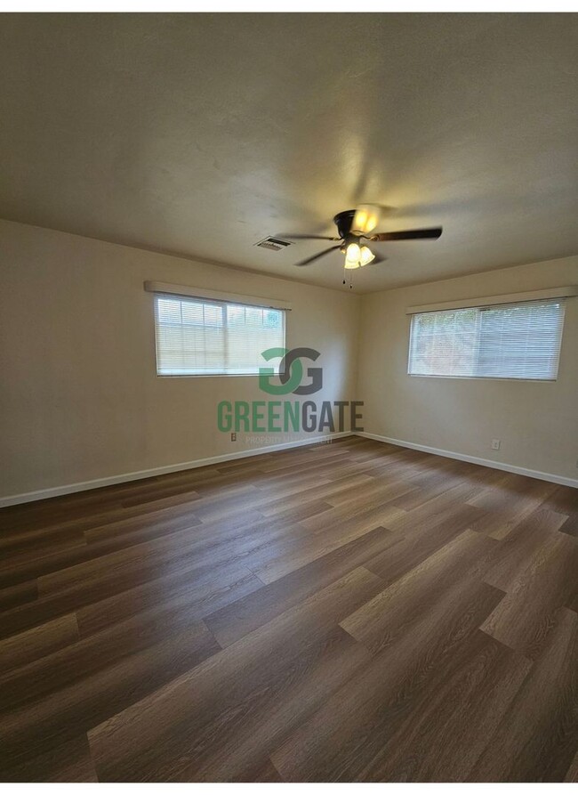 Building Photo - 2 Bedroom 1 Bath Duplex Available NOW in M...