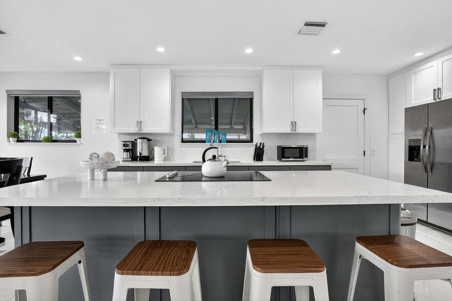 Building Photo - 17835 NE 6th Ave