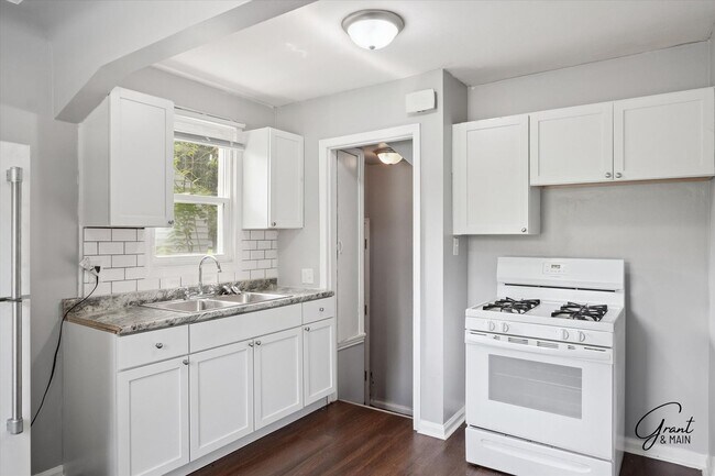 Building Photo - $1300 3 bedroom bungalow