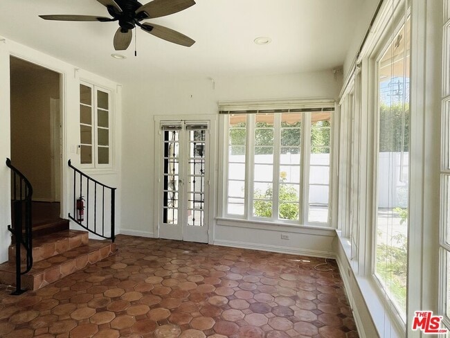 Building Photo - 203 N Doheny Dr