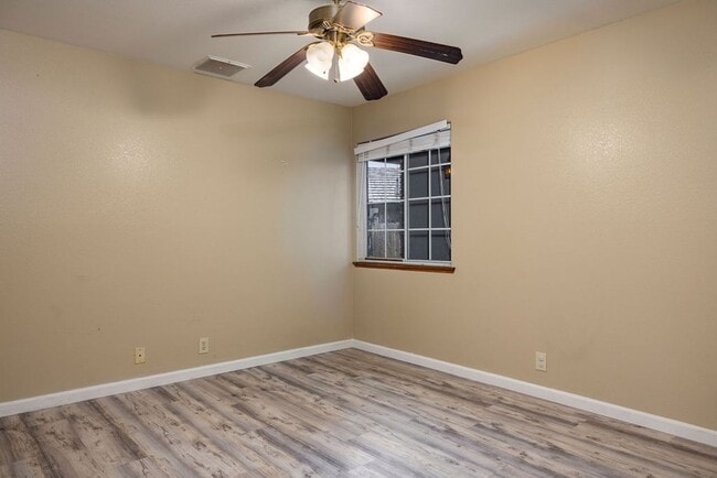 Building Photo - NORTHWEST SOLAR HOME - AVAILABLE NOW!!