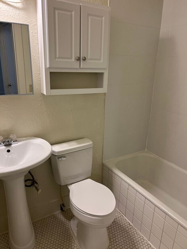 Building Photo - Updated Studio in the Paseo District