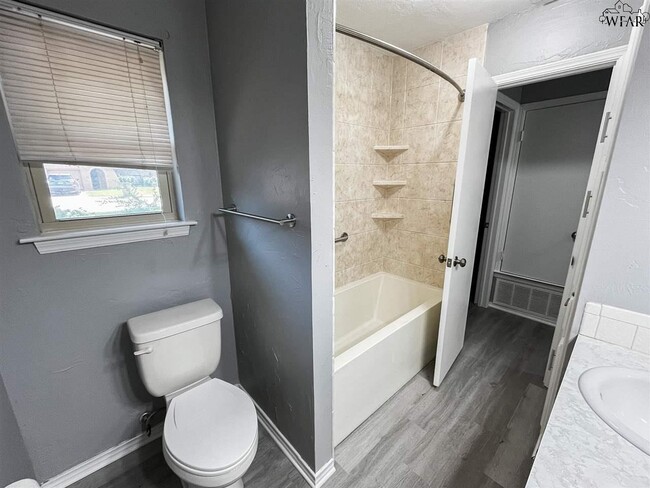 Building Photo - 4624 Trailwood Dr