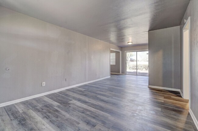 Building Photo - Stunning 3-Bedroom Property / With Shelter