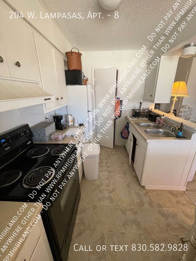 Building Photo - 204 W. Lampasas, Apt.-8