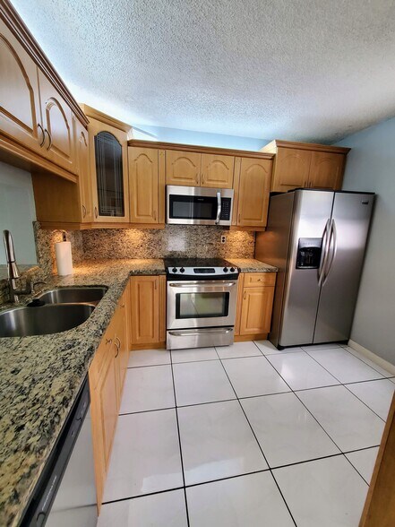 Clean, bright and spacious - 1820 N Lauderdale Ave