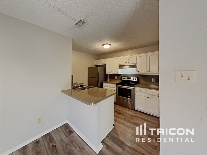Building Photo - 1611 Sunset Village Dr