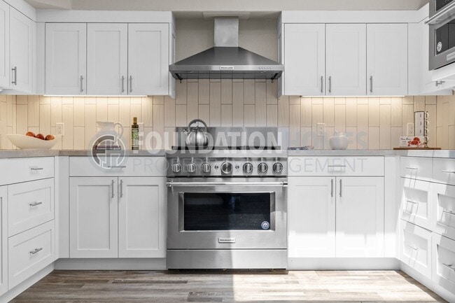 Building Photo - Charming 3 bed/2.5 bath in the heart of do...