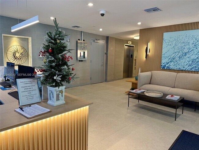 Building Photo - 225 Collins Ave