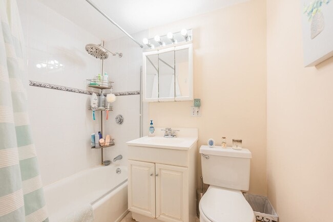 Building Photo - BROOKLINE 1 BED AVAILABLE FOR AN AUGUST 1ST MOVE-IN