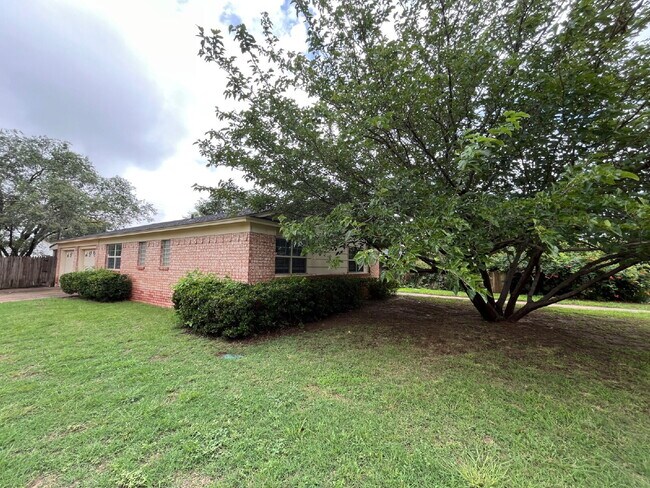 Building Photo - Beautiful, Remodeled Home