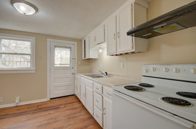 Building Photo - 310 Dewey St