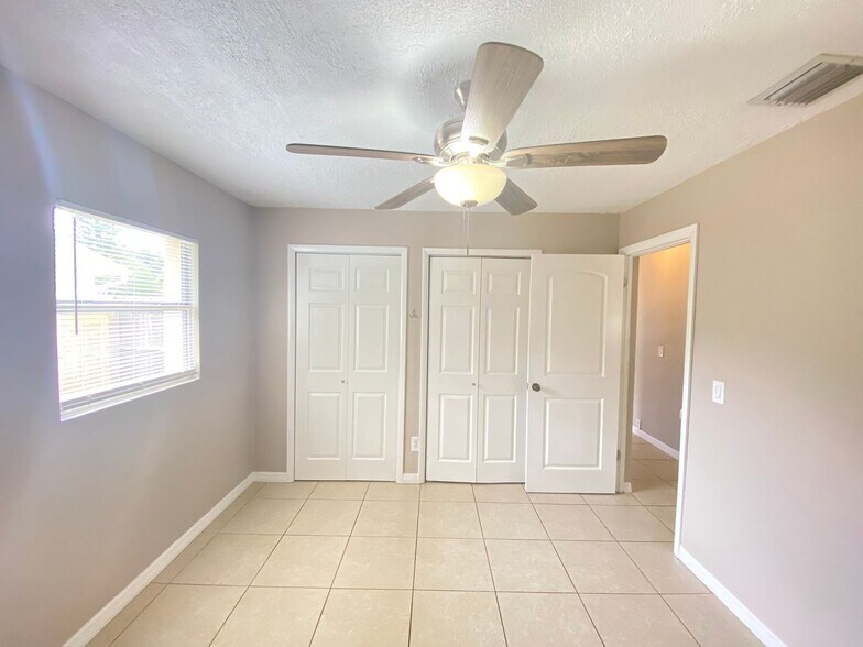 Building Photo - Nice 3 bedroom 2 bathroom House with Scree...