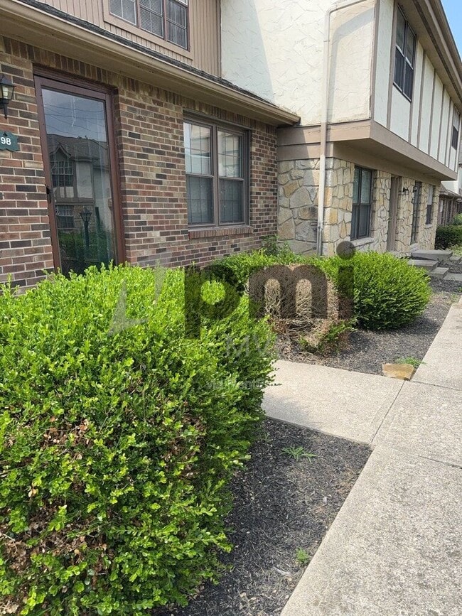 Primary Photo - 98 Stornoway Dr W