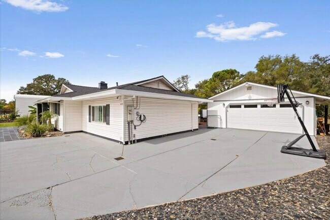 Building Photo - 4/2 Granite Bay, Pool, Jacuzzi, RV Parking...