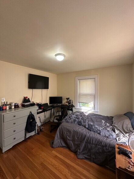 Building Photo - 136 W Squantum St