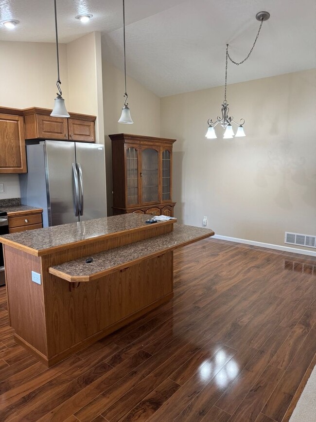 Building Photo - 3 Bedroom Townhome