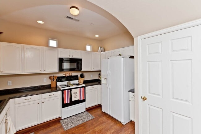 Building Photo - 2485 Fountainhead Blvd