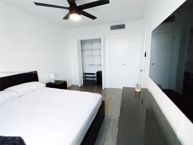 Building Photo - 3625 N Country Club Dr