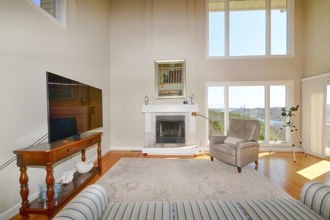 Building Photo - 4 Bittersweet Ln