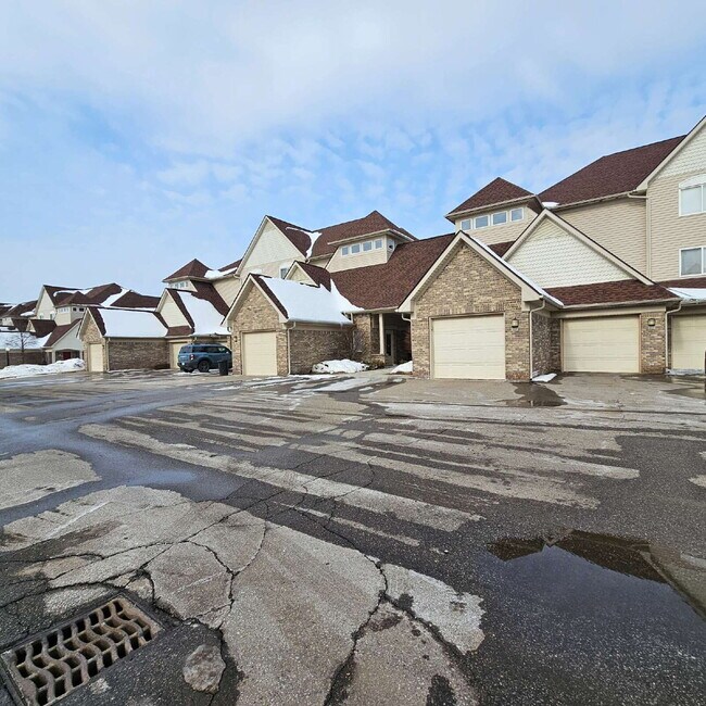 Building Photo - 2 Bedroom, 2 Bathroom Condo with Attached Garage, Private Patio, Clubhouse, Pool, Close to Expres...