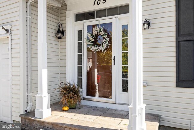 Building Photo - 105 Quarterhorse Ct