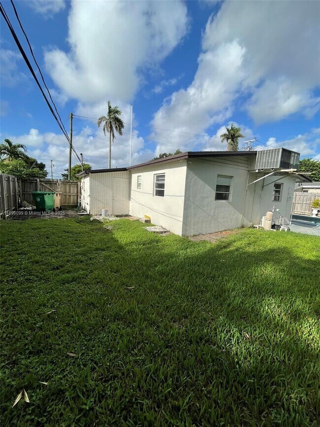 Building Photo - 5751 SW 38th Ct