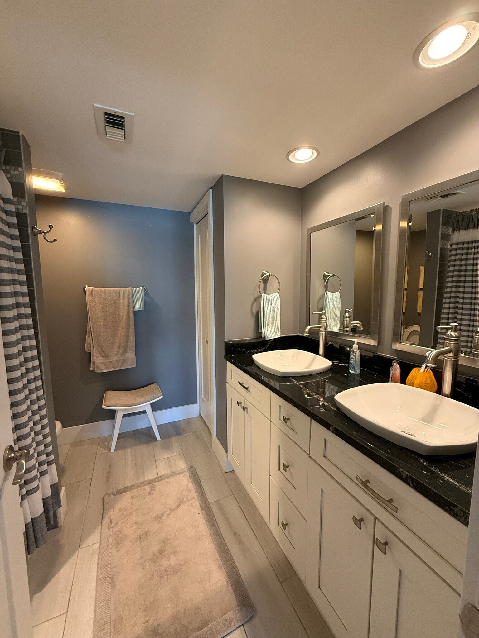 Main bathroom view 2 - 1460 Gulf Blvd