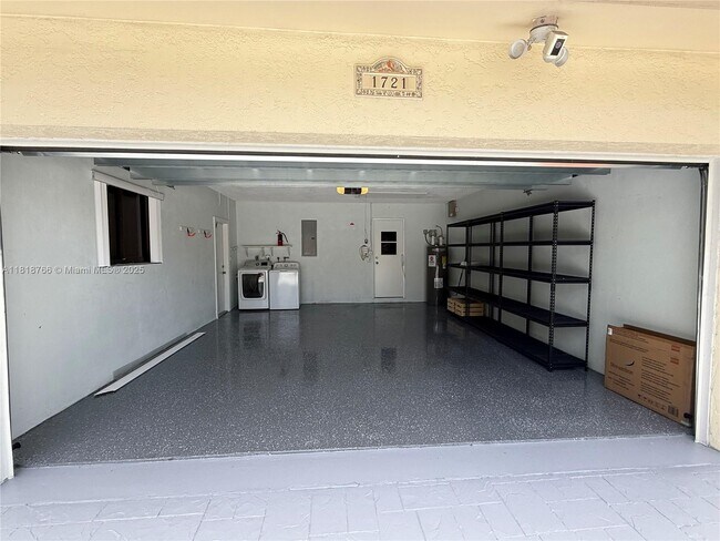 Building Photo - 1721 NE 48th Ct