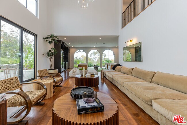 Building Photo - 5192 Parkway Calabasas