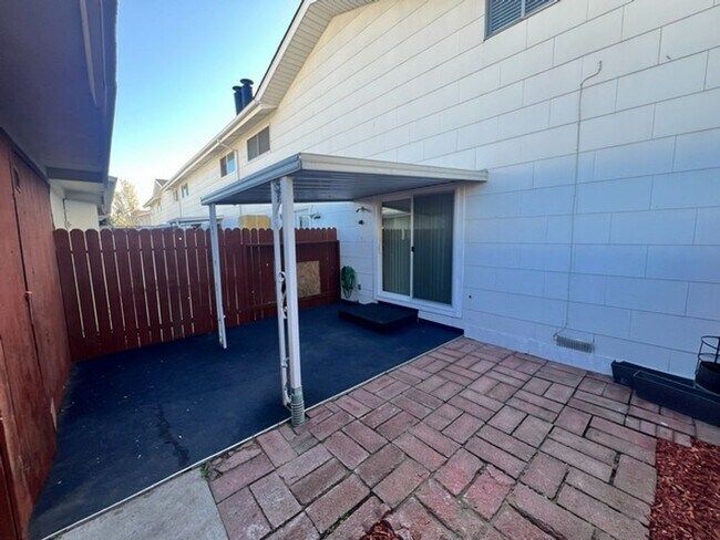 Building Photo - Fully updated Two Bedroom with Washer/Dryer