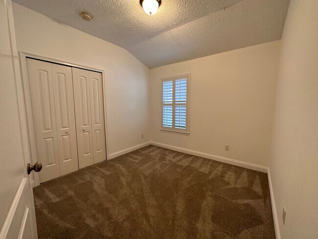 Building Photo - Screened In Ground Pool! Close to Schools, Shopping, Restaurants!